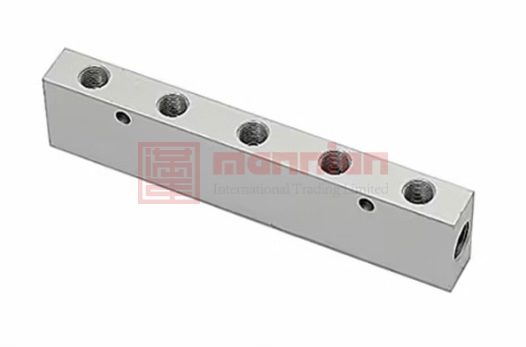 Legris 汇流板 3313系列 8排气口, G 1/8出气口, G 1/4进气口, 20 bar最大操作压力 阳极化铝制，3313 10 13 04